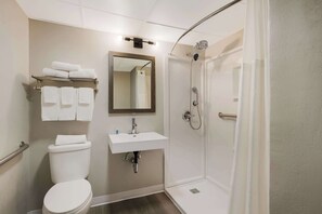 Kamer, 2 tweepersoonsbedden, toegankelijk voor mindervaliden, niet-roken | Badkamer | Handdoeken, zeep, shampoo, toiletpapier