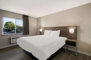 Suite, 1 King Bed with Sofa bed, Non Smoking | Free WiFi, bed sheets - Suburban Studios Milwaukee Airport (Milwaukee)