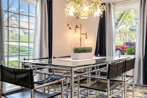 Stylish 4BR Getaway! Minutes to Attractions!