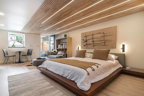 Lux Studio Oasis! Hot Tub, Cozy Heated Floors!