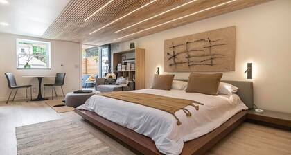 Lux Studio Oasis! Hot Tub, Cozy Heated Floors!