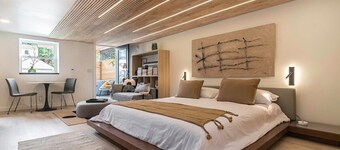 Lux Studio Oasis! Hot Tub, Cozy Heated Floors!