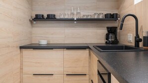 Kaffetrakter/tekoker, kjøleskap, mikrobølgeovn og ovn