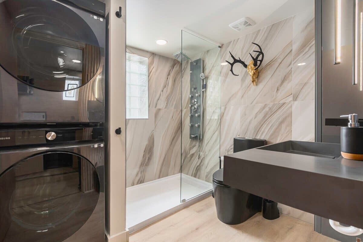 Douche, serviettes fournies, shampoing