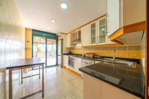 Kühlschrank, Mikrowelle, Ofen, Geschirrspüler