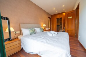 5 Schlafzimmer, Zimmersafe, Bügeleisen/Bügelbrett, Reisekinderbett