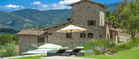 Lämmitetty uima-allas