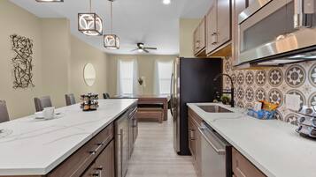 Kylskåp, mikrovågsugn, ugn och spishäll