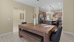 Una cocina moderna con armarios de madera oscura, electrodomésticos de acero inoxidable y una isla central.