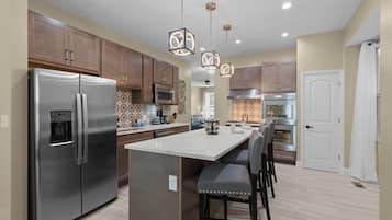 Kylskåp, mikrovågsugn, ugn och spishäll