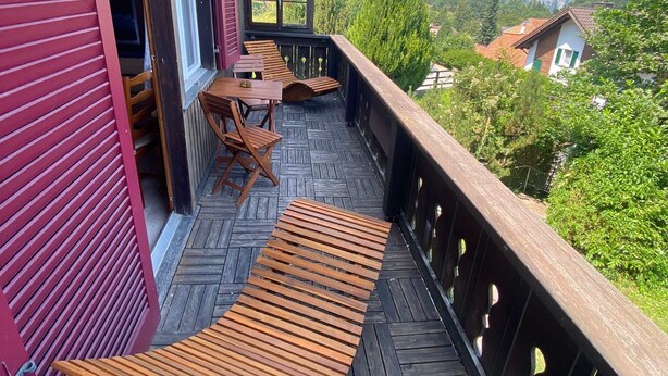 A wooden deck with a view of mountains, a table, and chairs. - Cozy 2BR Apartment with Mountainview* Free Parking (Flums)
