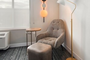 Een bureau, een laptopwerkplek, geluiddichte muren, extra bedden