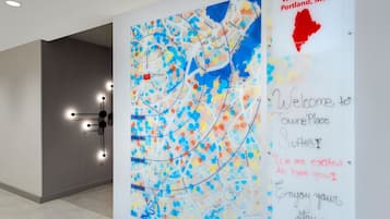 Un mapa con un mensaje de bienvenida y un contorno rojo de Portland, ME.