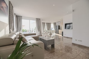 Flat-screen TV, Netflix, toys, first-run films - B&B Villa Boutique Tenerife (Adeje)