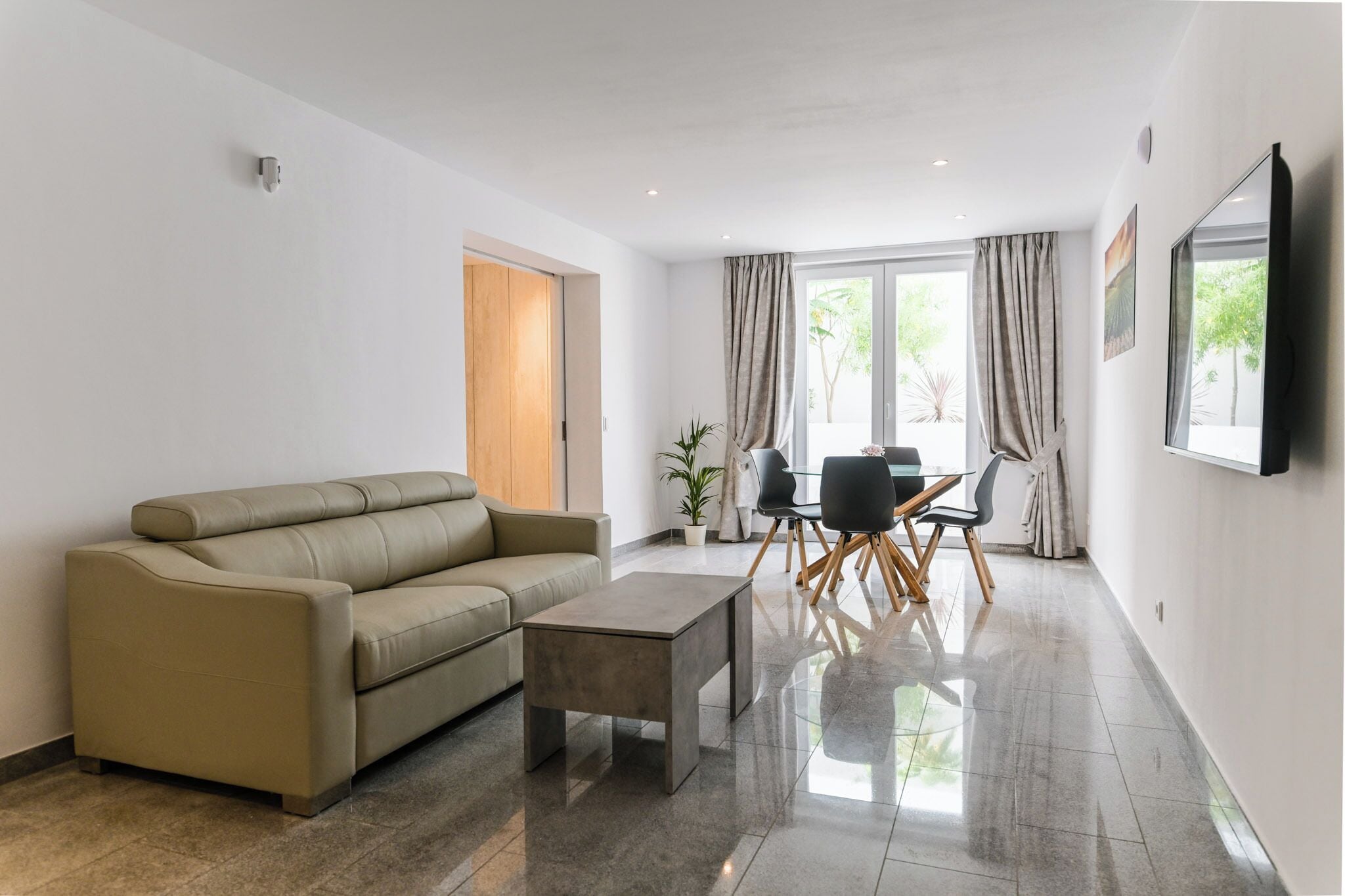 8 bedrooms, Egyptian cotton sheets, premium bedding, down comforters