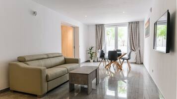 8 bedrooms, Egyptian cotton sheets, premium bedding, down comforters