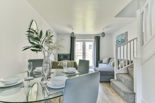 Beautiful New House Derby For 5 Guests, Great for Family, Contractors, NHS Staff