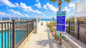 Un camino que lleva a una playa, con un cartel que indica Myrtle Beach North Beach y paseo de 2902.