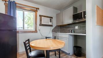 Kühlschrank, Mikrowelle, Herdplatte, Wasserkocher mit Kaffee-/Teezubehör