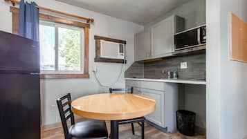 Een koelkast, een microgolfoven, een kookplaat