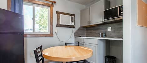 Kühlschrank, Mikrowelle, Herdplatte, Wasserkocher mit Kaffee-/Teezubehör