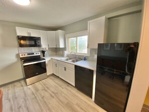 Frigorífico, microondas, horno y placa de cocina