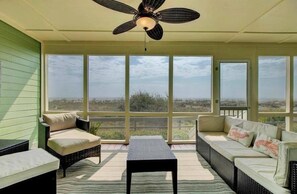 Smart TV - Turtle Cove|Oceanfront|Step off Screen Porch Onto the Beach|Renovated|New Listing|Spacious Screen... (Isle of Palms)