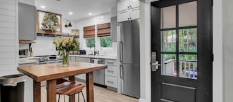 Little Cottage by the Sea | Hot Tub & Walk to Beach