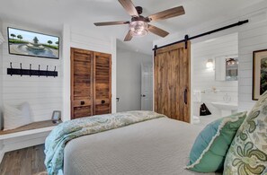 3 bedrooms, desk, iron/ironing board, free WiFi