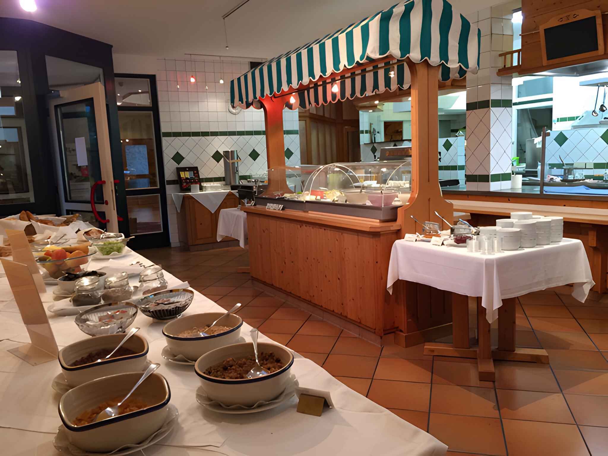 Un buffet proposant une variété de plats et un espace de libre-service.