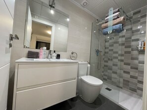 Dusche, Haartrockner, Handtücher, Seife