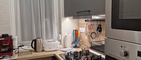 Fridge, microwave, stovetop, coffee/tea maker