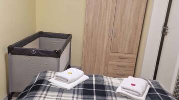 2 室のベッドルーム、アイロン / アイロン台、旅行用ベビーベッド、インターネット