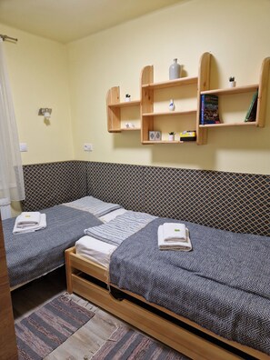 2 bedrooms, iron/ironing board, travel cot, free WiFi