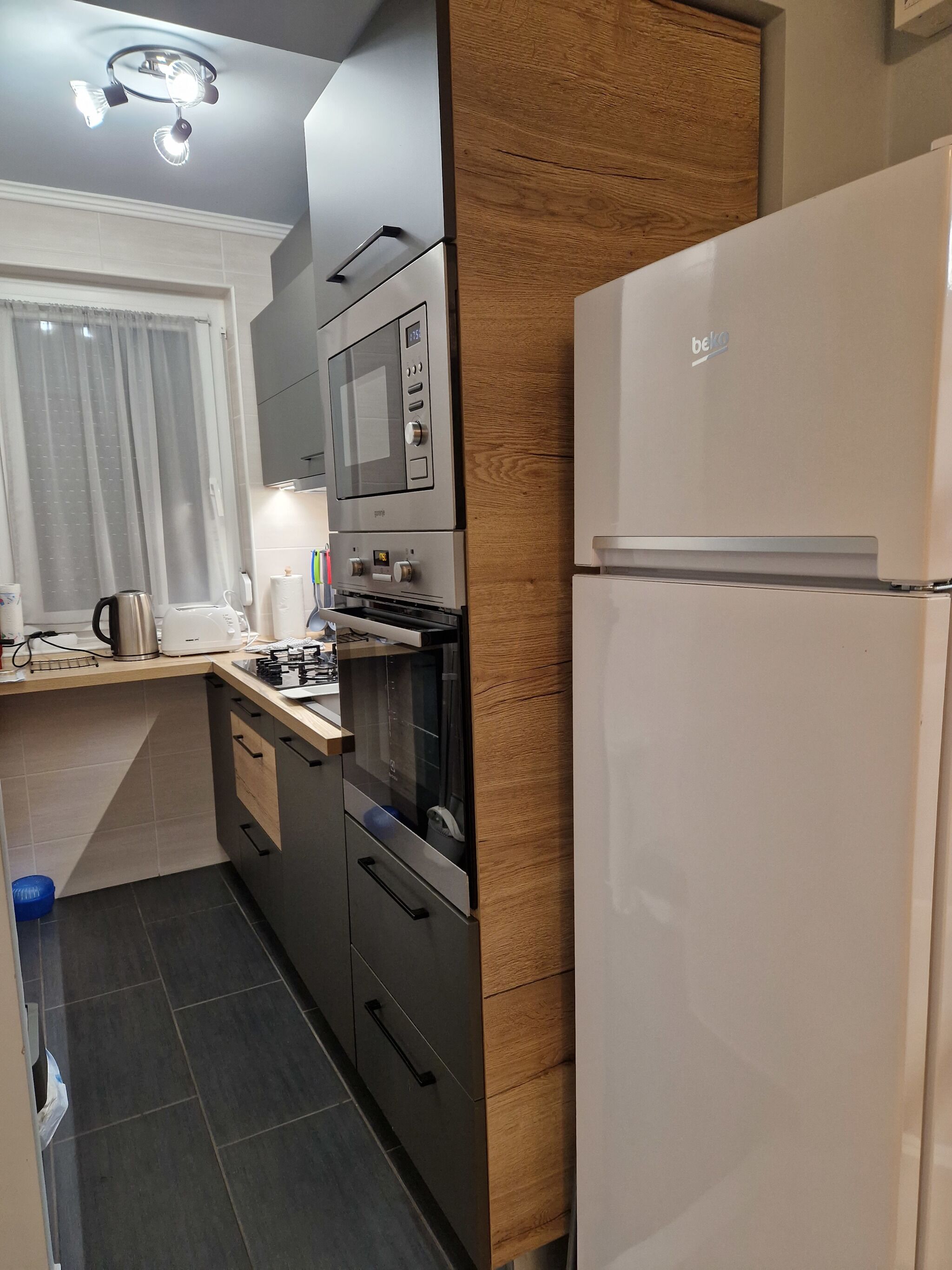 Réfrigérateur, micro-ondes, plaque de cuisson, cafetière/bouilloire