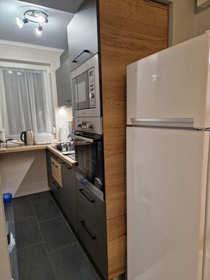 Kjøleskap, mikrobølgeovn, kokeplater og kaffetrakter/tekoker