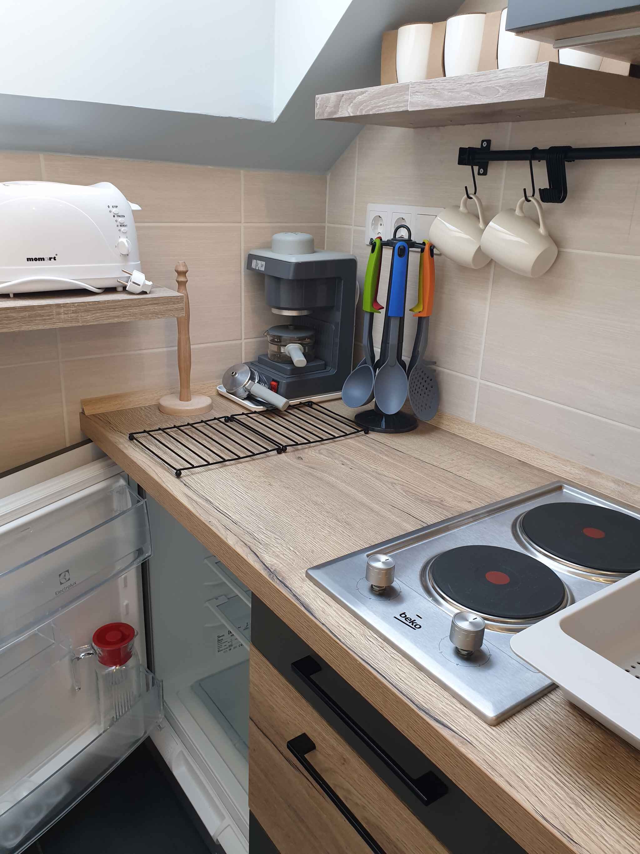 Refrigerador, microondas, parrilla de estufa y cafetera y tetera 