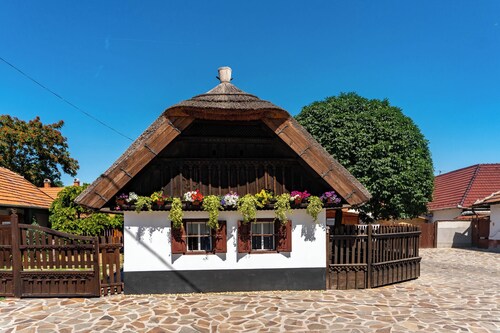 Ferienhaus mit Garten, Pool und Terrasse