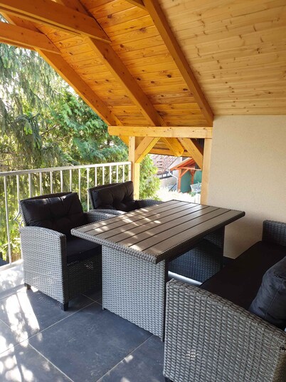 Casa vacacional con jardín, piscina y terraza
