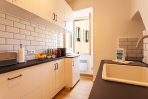 Jääkaappi, astianpesukone, kahvin-/teenkeitin, vedenkeitin