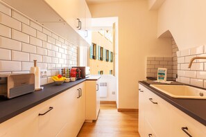 ثلاجة، غسالة أطباق، ماكينة لصنع القهوة/الشاي، غلّاية كهربائية