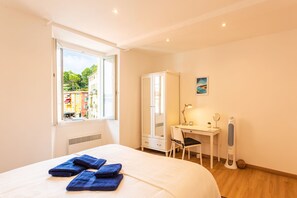 1 habitación, tabla de planchar con plancha, wifi gratis y ropa de cama 