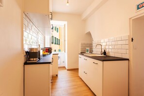 Refrigerador, lavavajillas, cafetera y tetera y tetera eléctrica 