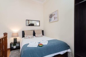 1 habitación, tabla de planchar con plancha, cuna de viaje y wifi 