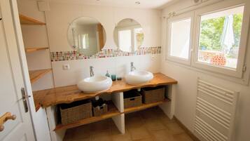 Asciugacapelli, asciugamani, sapone, shampoo