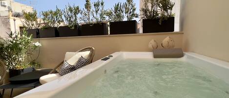 Bañera de hidromasaje al aire libre