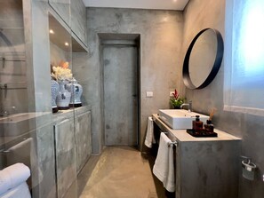 Douche, sèche-cheveux, bidet, serviettes fournies
