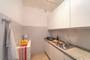 Køleskab, mikrobølgeovn, kogeplade, kaffe-/temaskine