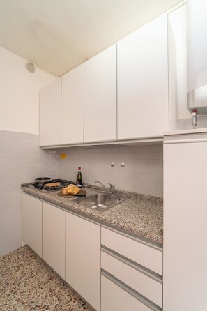 Køleskab, mikrobølgeovn, kogeplade, kaffe-/temaskine