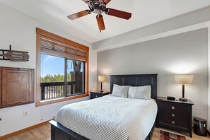 2 bedrooms, desk, WiFi